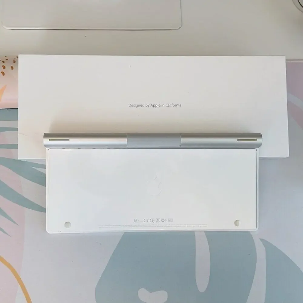 Apple Wireless Bluetooth Keyboard Silver White Silver A1314 MC184LL/A with Box